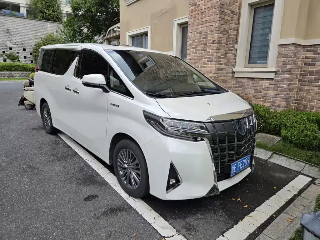 Toyota Alphard — фото 2