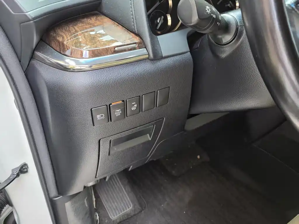Toyota Alphard — фото 4