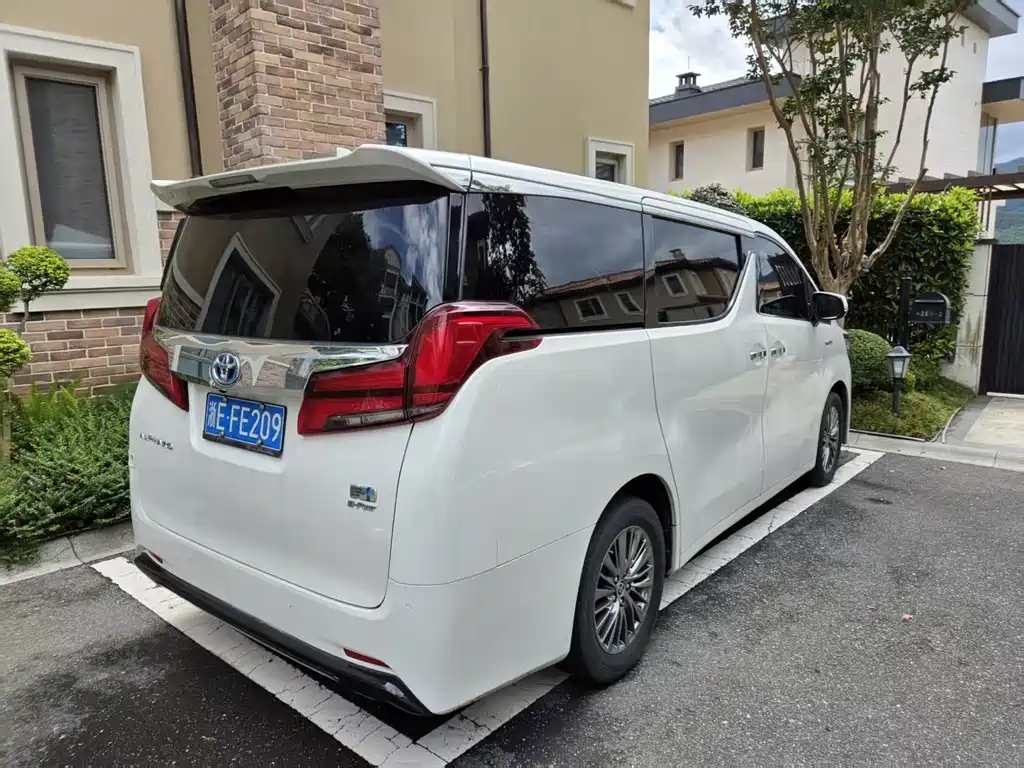 Toyota Alphard — фото 5