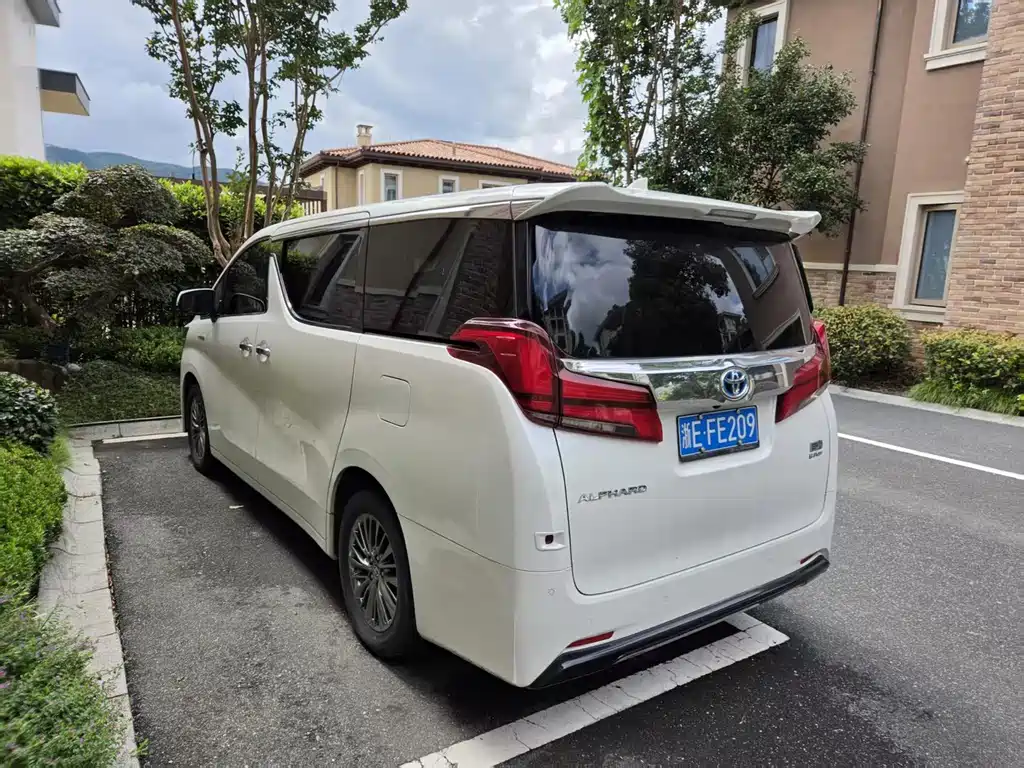 Toyota Alphard — фото 6