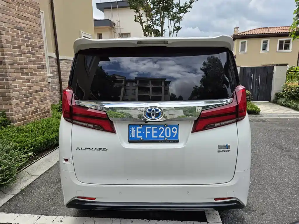 Toyota Alphard — фото 7