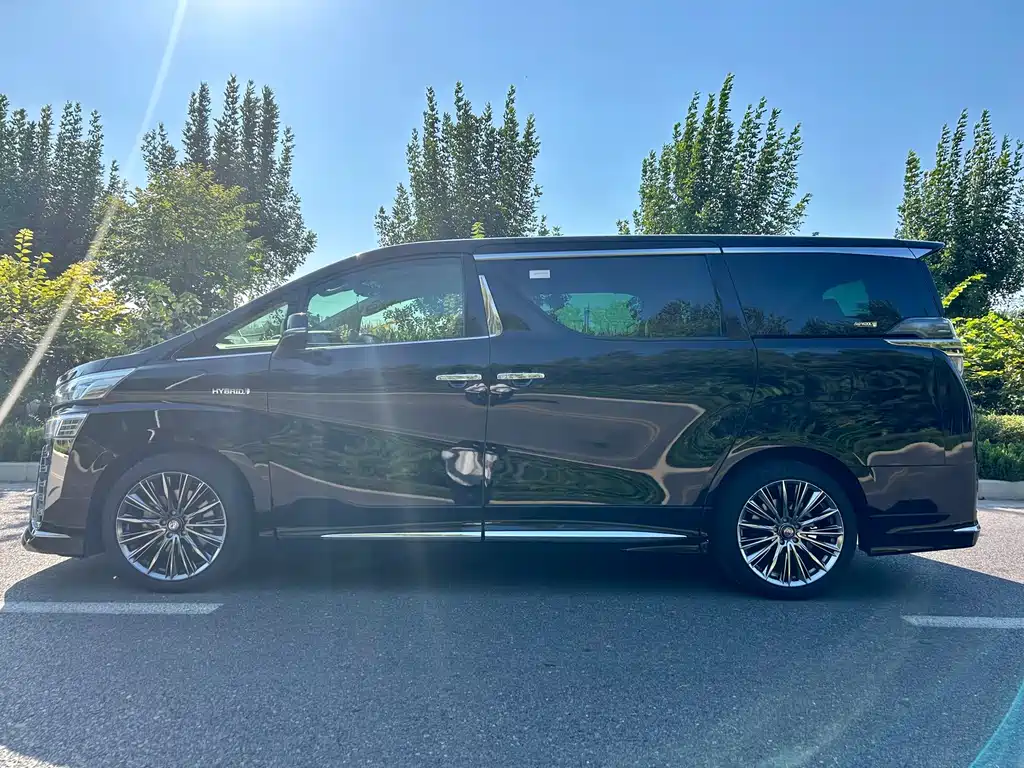 Toyota Vellfire — фото 3