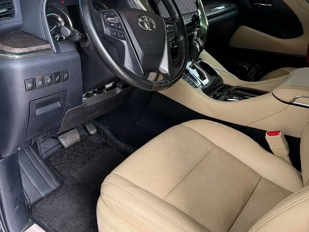 Toyota Alphard — фото 3