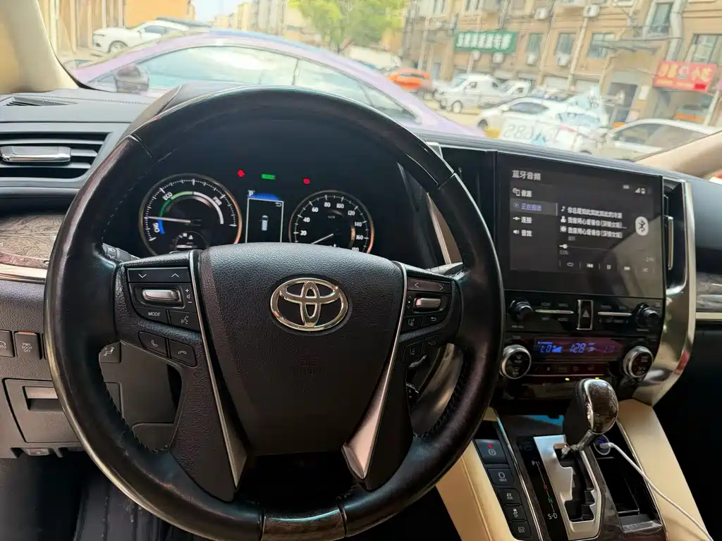 Toyota Alphard — фото 4