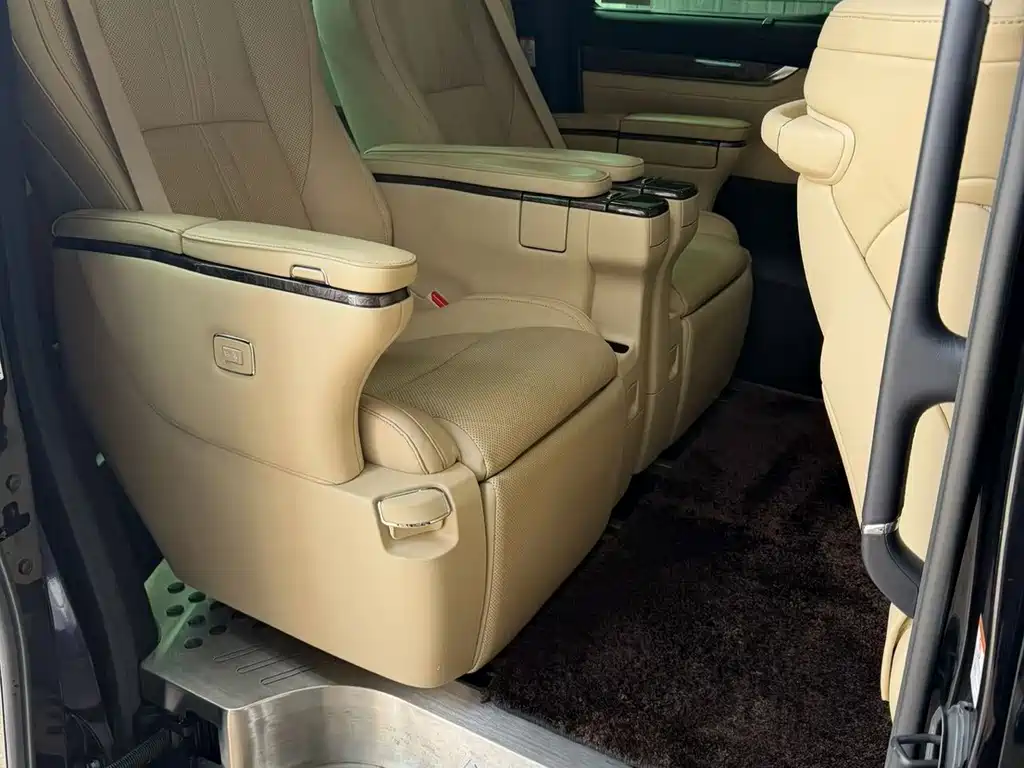 Toyota Alphard — фото 7