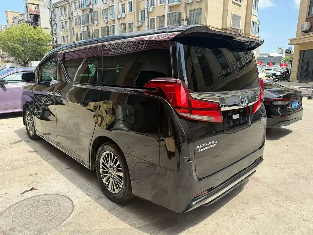 Toyota Alphard — фото 8