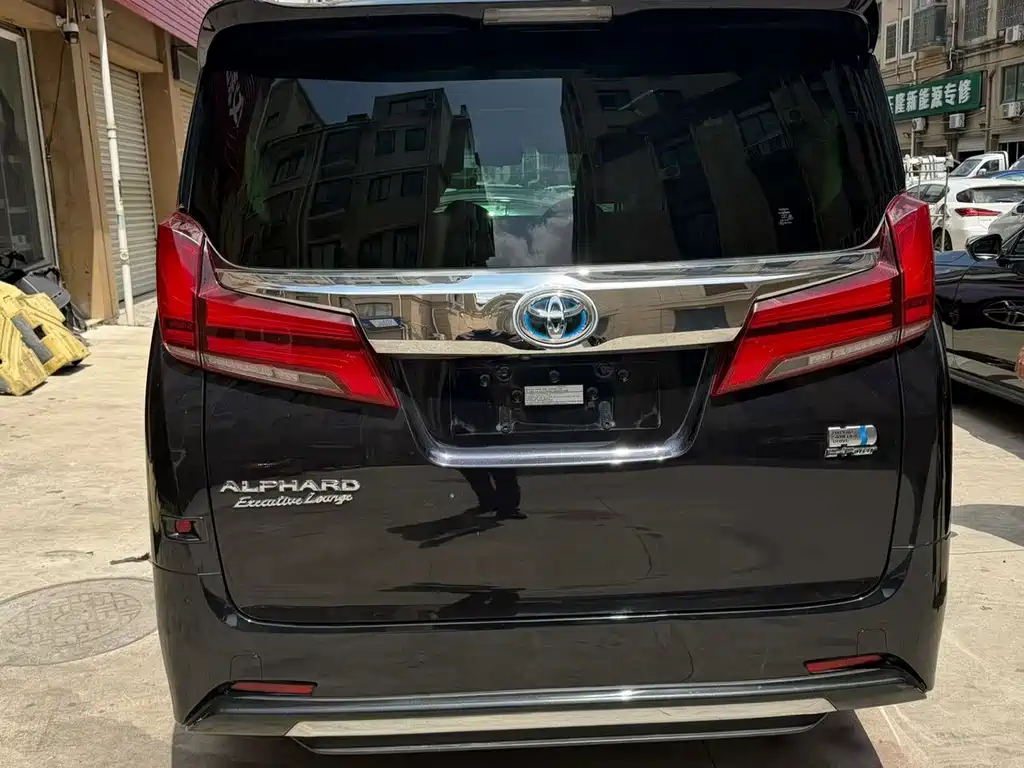 Toyota Alphard — фото 9