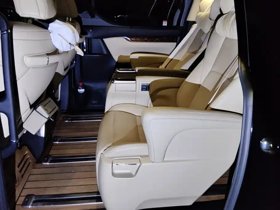 Toyota Alphard — фото 11