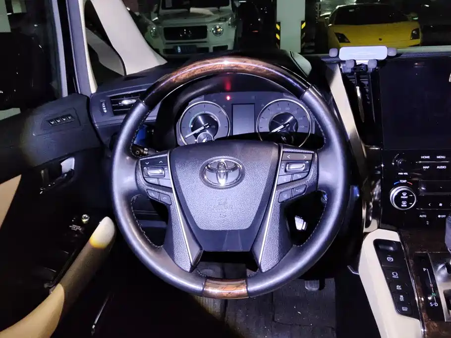 Toyota Alphard — фото 15