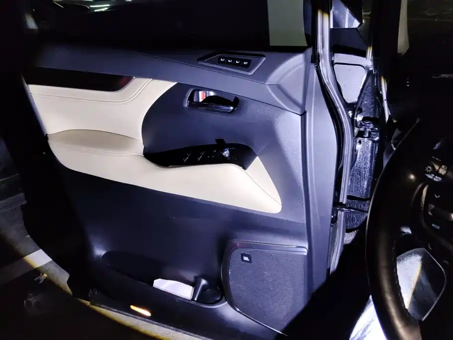 Toyota Alphard — фото 7