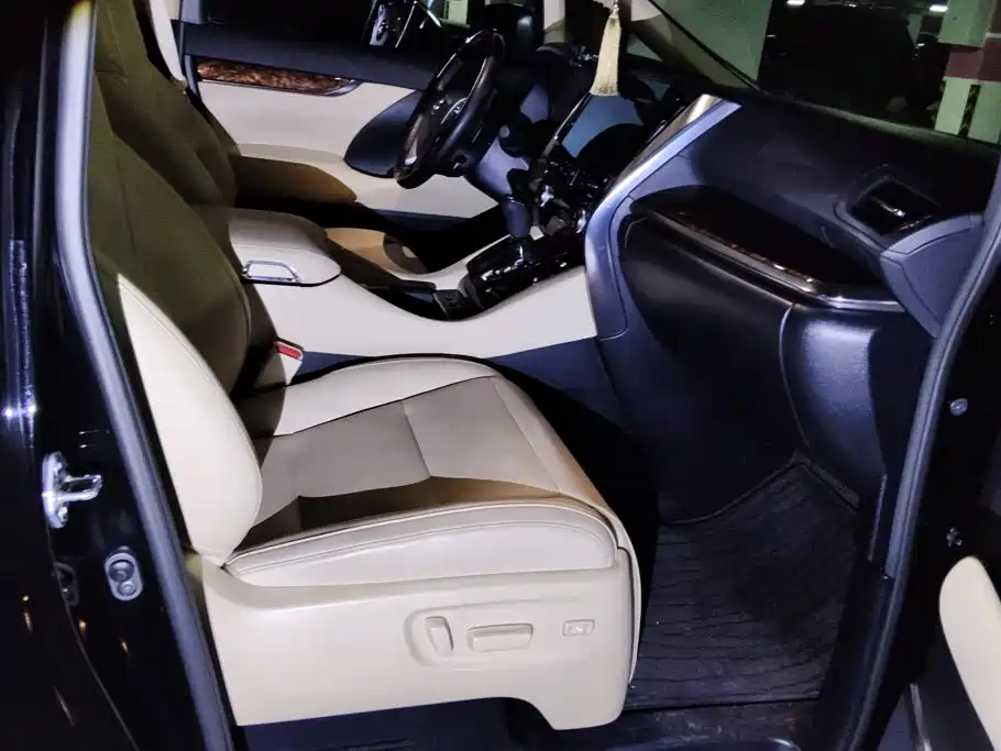 Toyota Alphard — фото 8