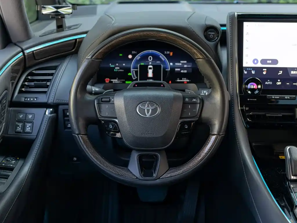 Toyota Alphard — фото 11