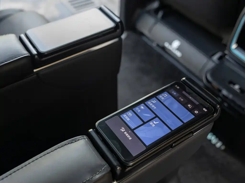 Toyota Alphard — фото 19