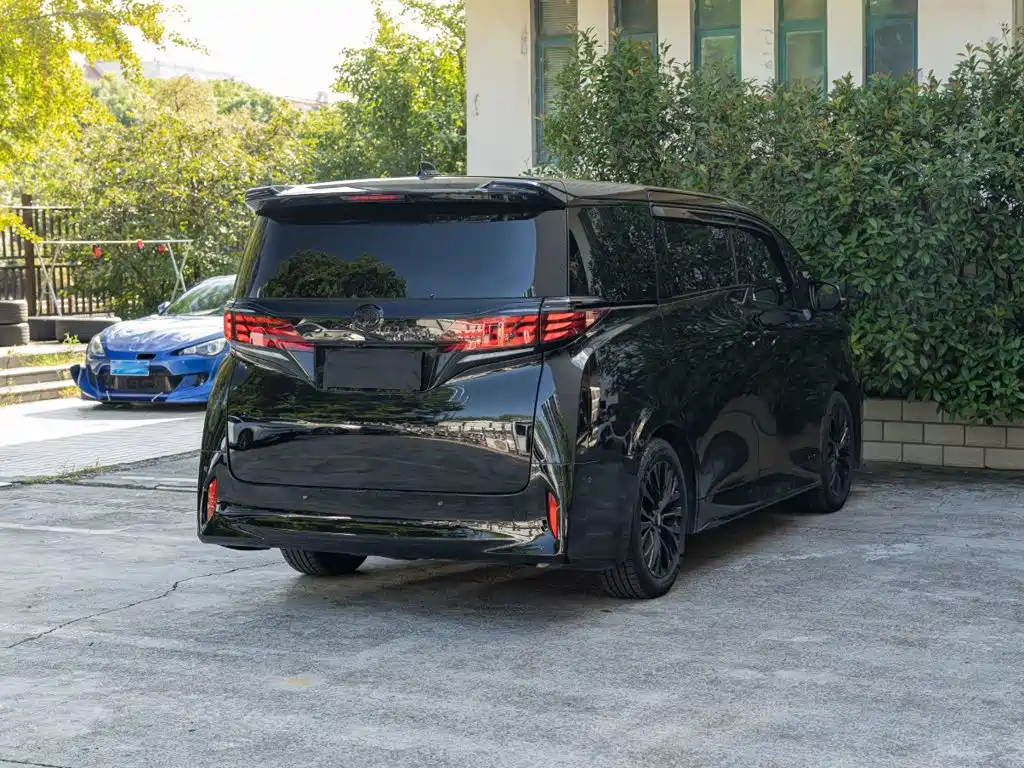 Toyota Alphard — фото 4