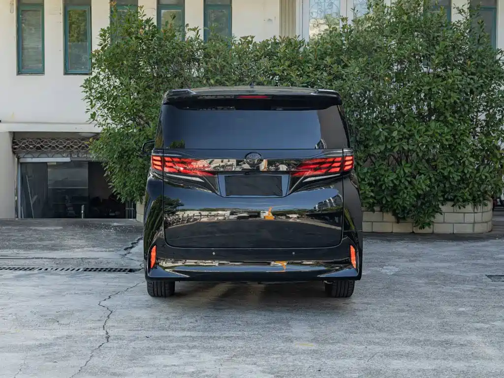 Toyota Alphard — фото 5