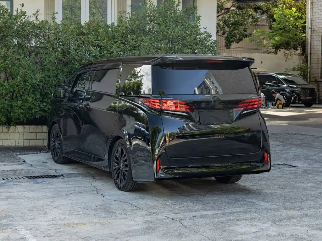 Toyota Alphard — фото 6