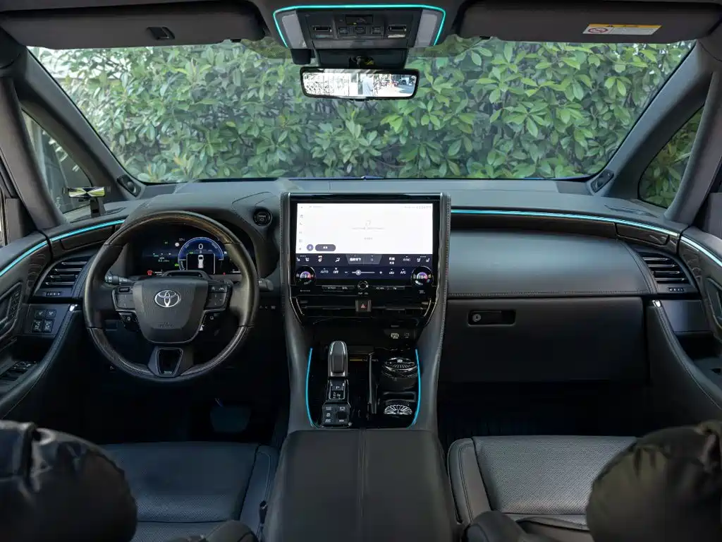 Toyota Alphard — фото 9