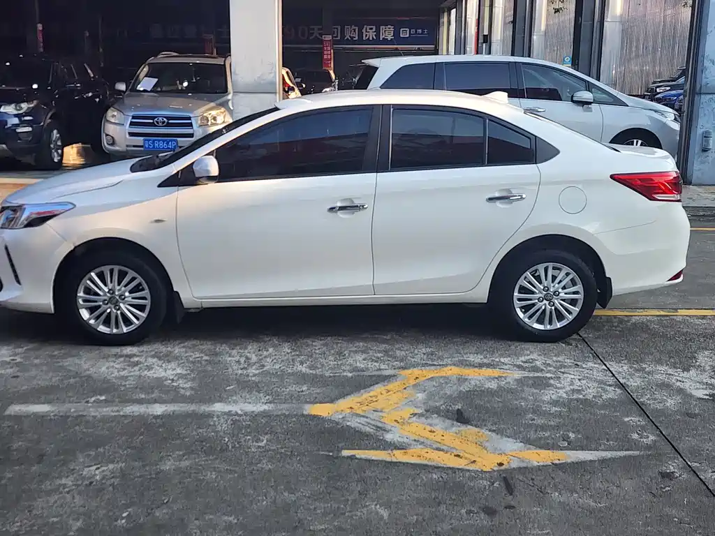 Toyota Vios — фото 4