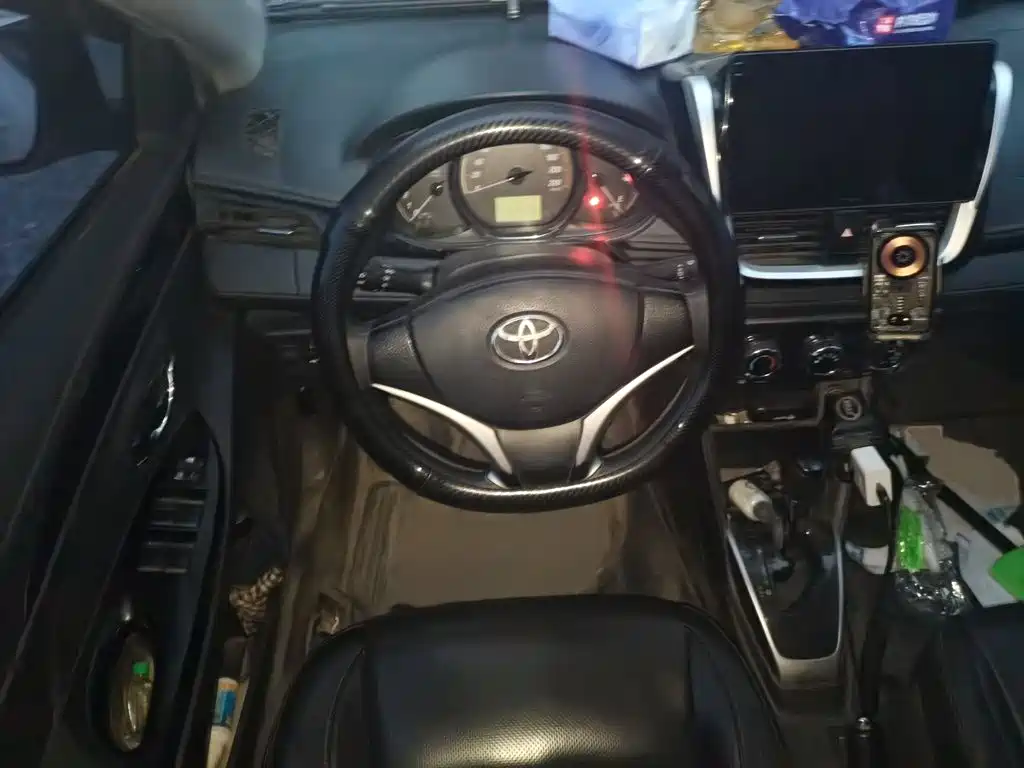 Toyota Yaris L — фото 3
