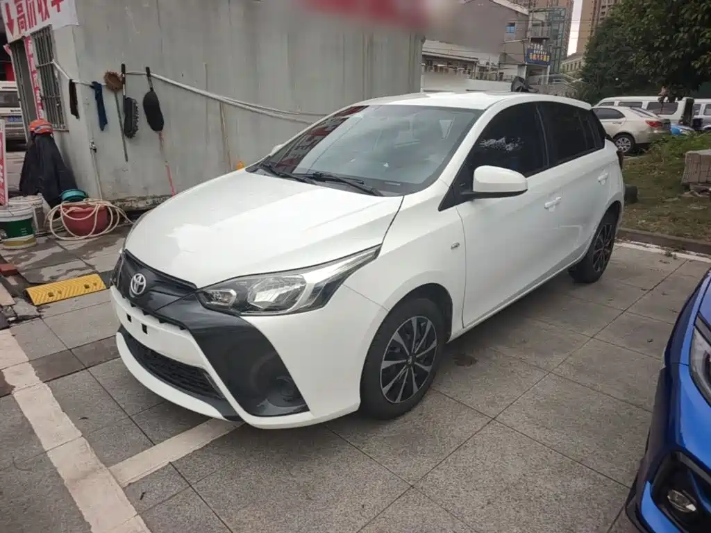 Toyota Yaris L — фото 2