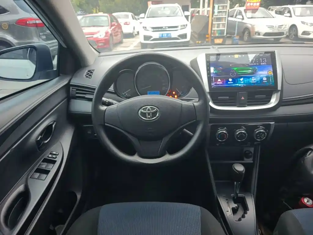 Toyota Yaris L — фото 11