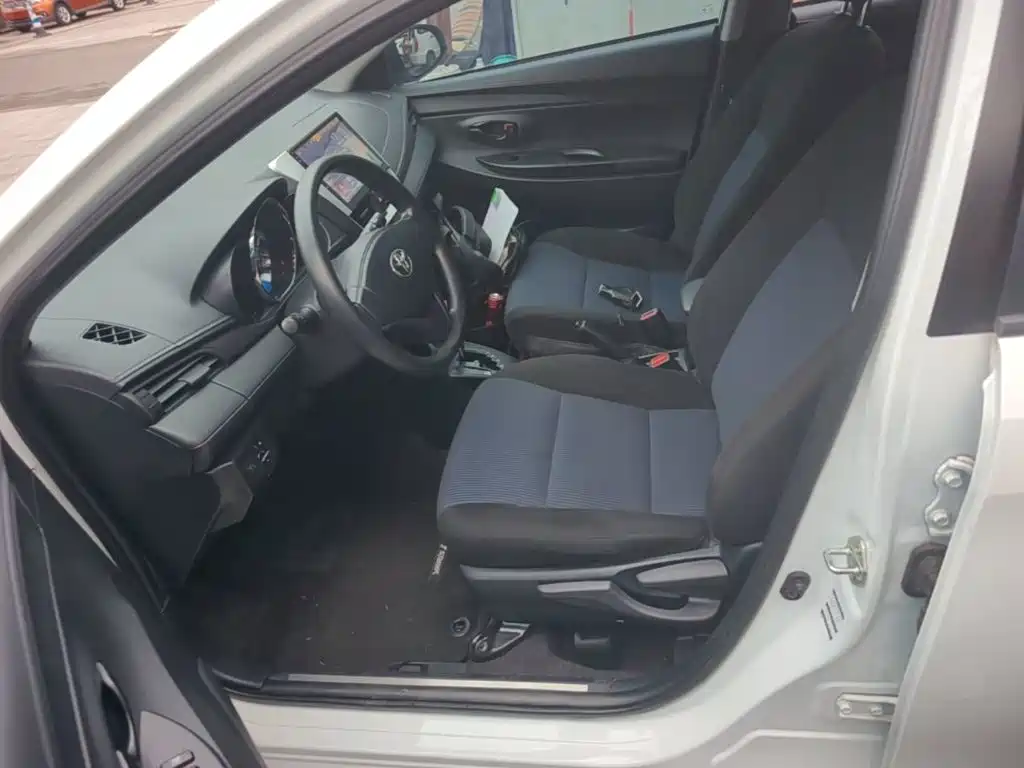 Toyota Yaris L — фото 15