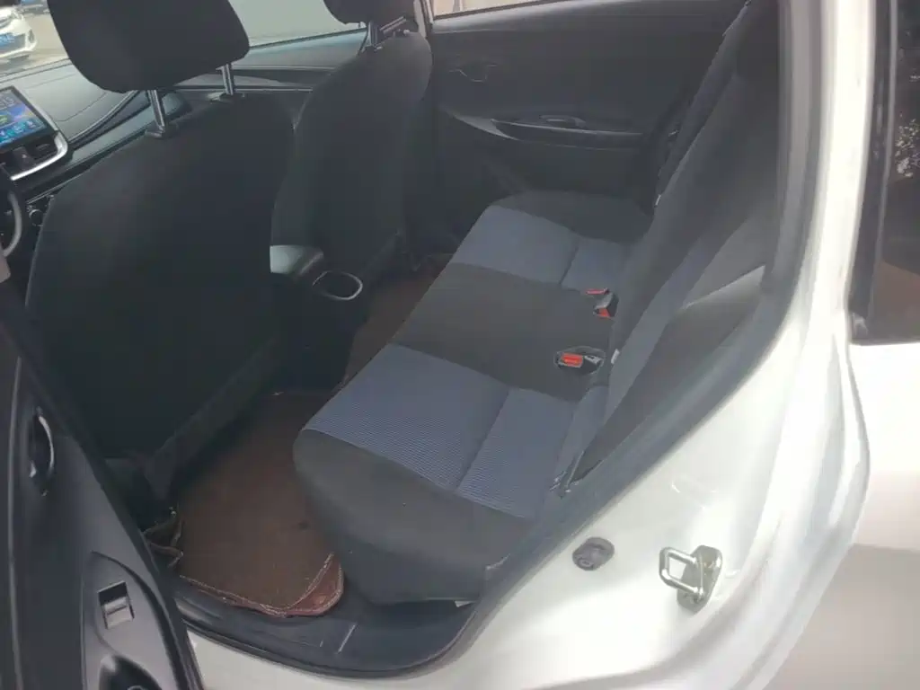 Toyota Yaris L — фото 17