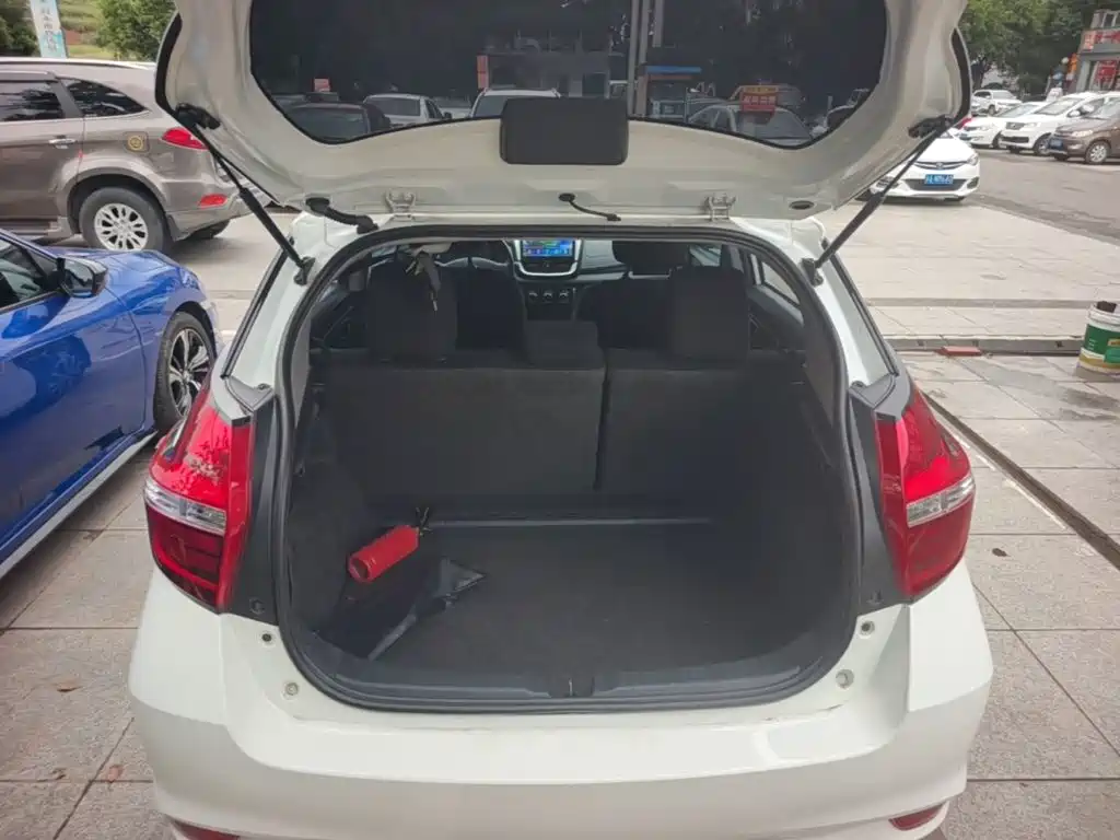 Toyota Yaris L — фото 19