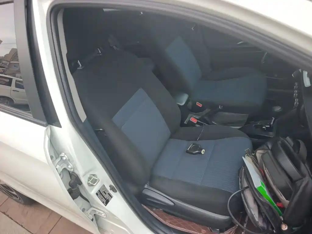 Toyota Yaris L — фото 25
