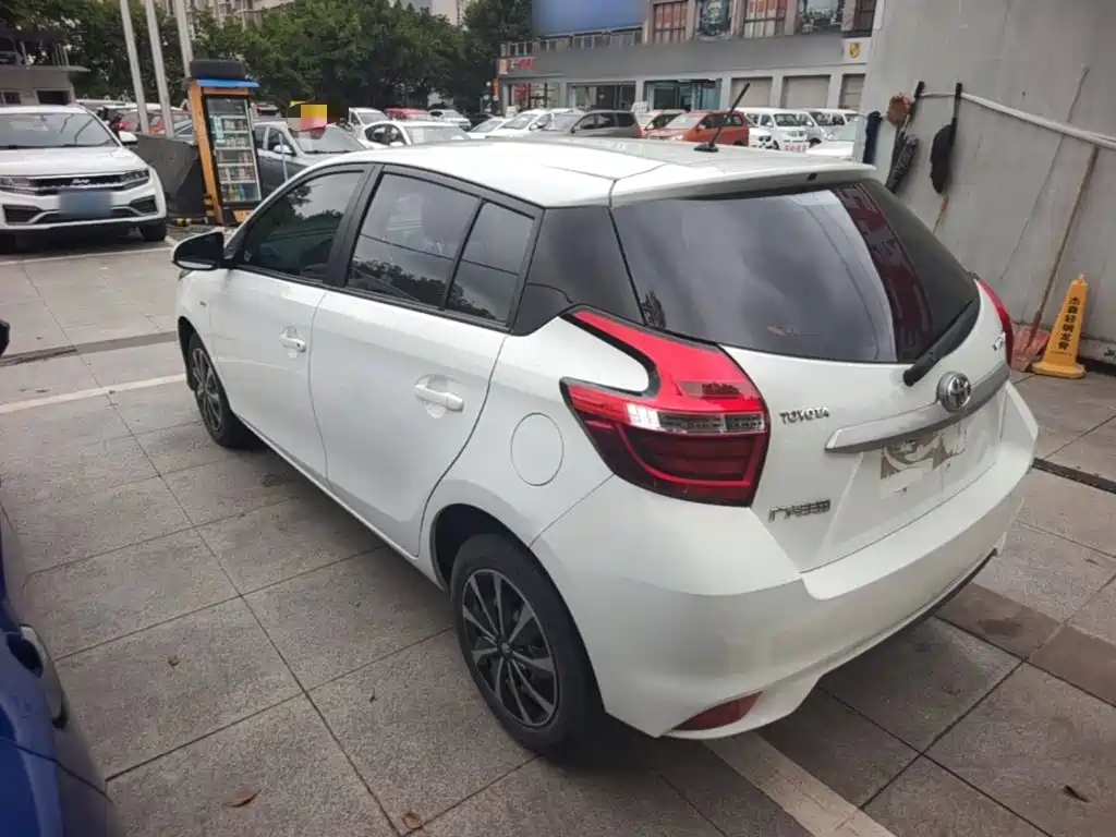 Toyota Yaris L — фото 5