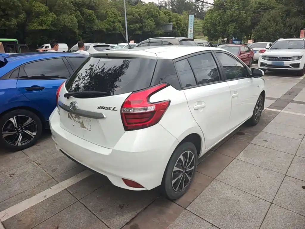 Toyota Yaris L — фото 7
