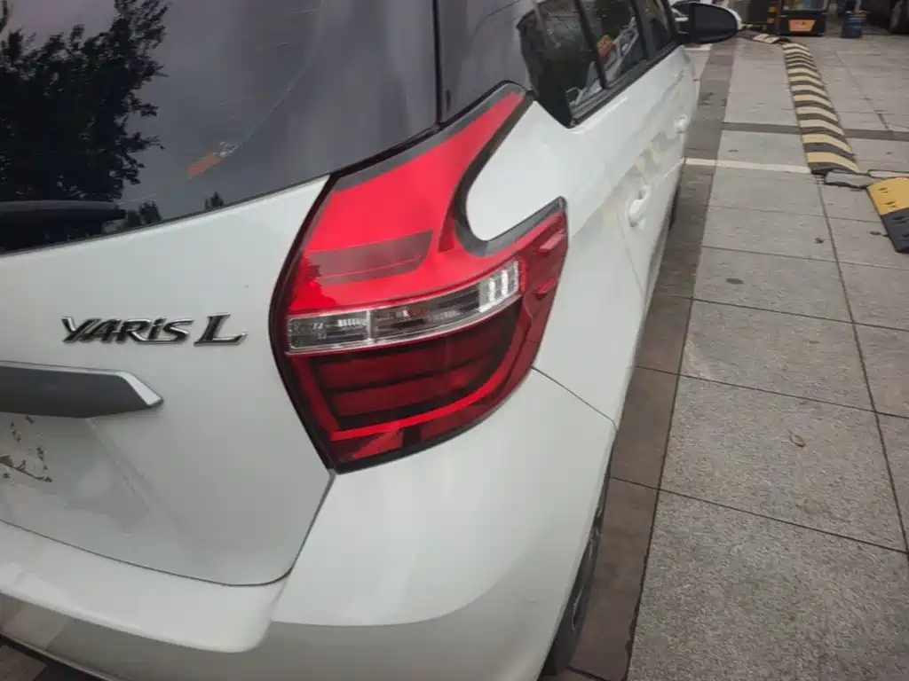 Toyota Yaris L — фото 8