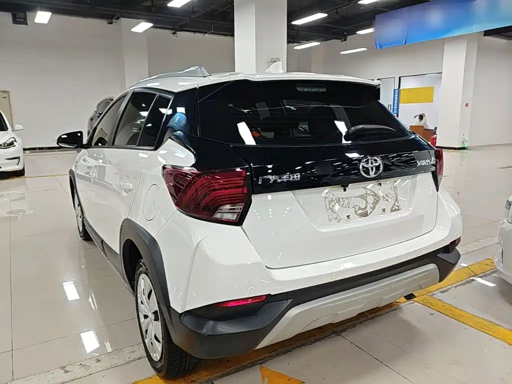 Toyota Yaris L — фото 5