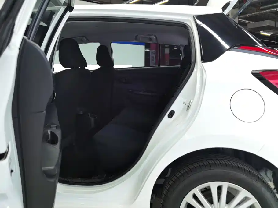 Toyota Yaris L — фото 11