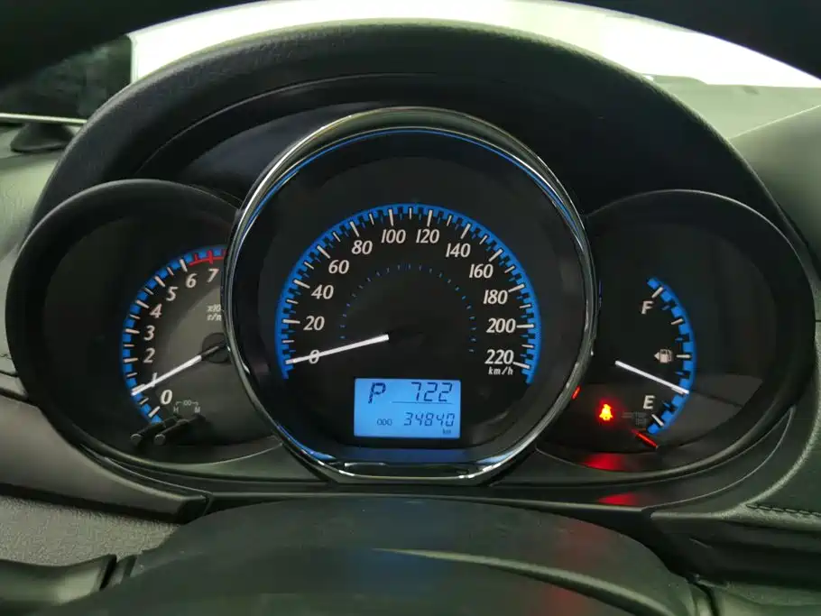 Toyota Yaris L — фото 14