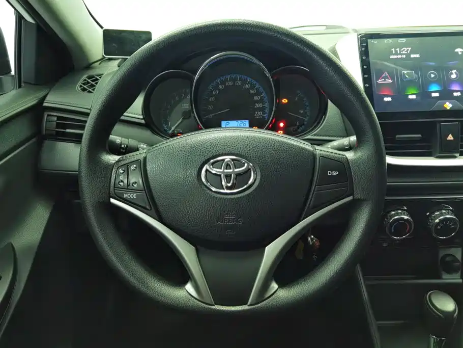 Toyota Yaris L — фото 15