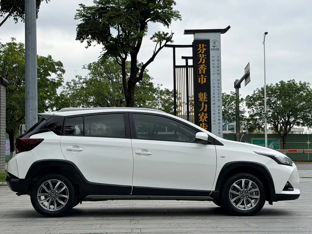 Toyota Yaris L — фото 4