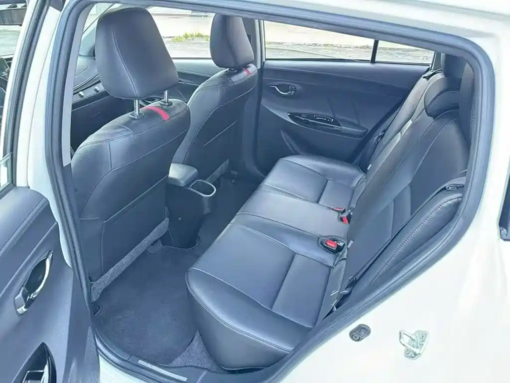 Toyota Yaris L — фото 3