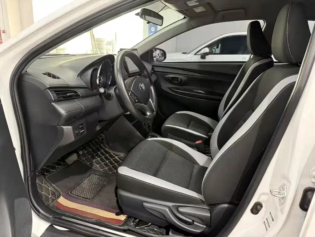 Toyota Yaris L — фото 4