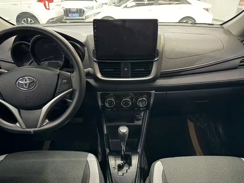Toyota Yaris L — фото 5