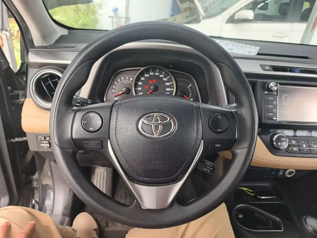 Toyota RAV4 — фото 11