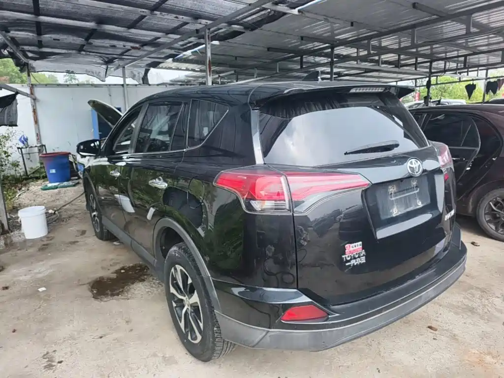 Toyota RAV4 — фото 5