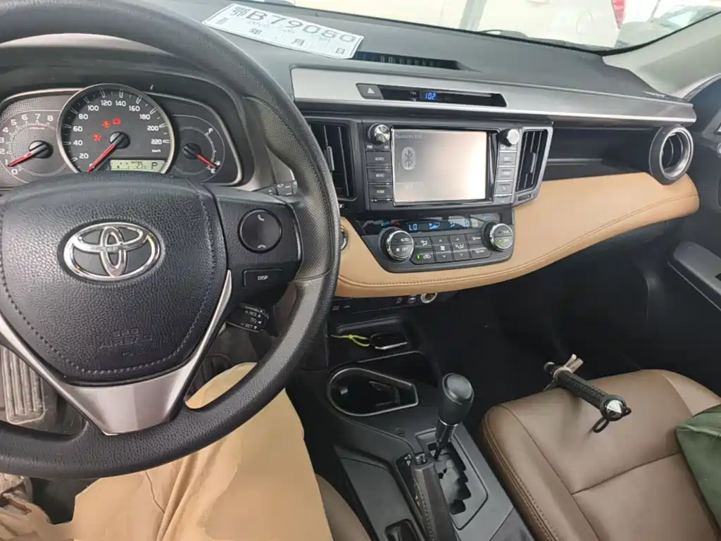 Toyota RAV4 — фото 10