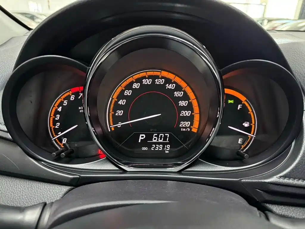 Toyota Yaris L — фото 22