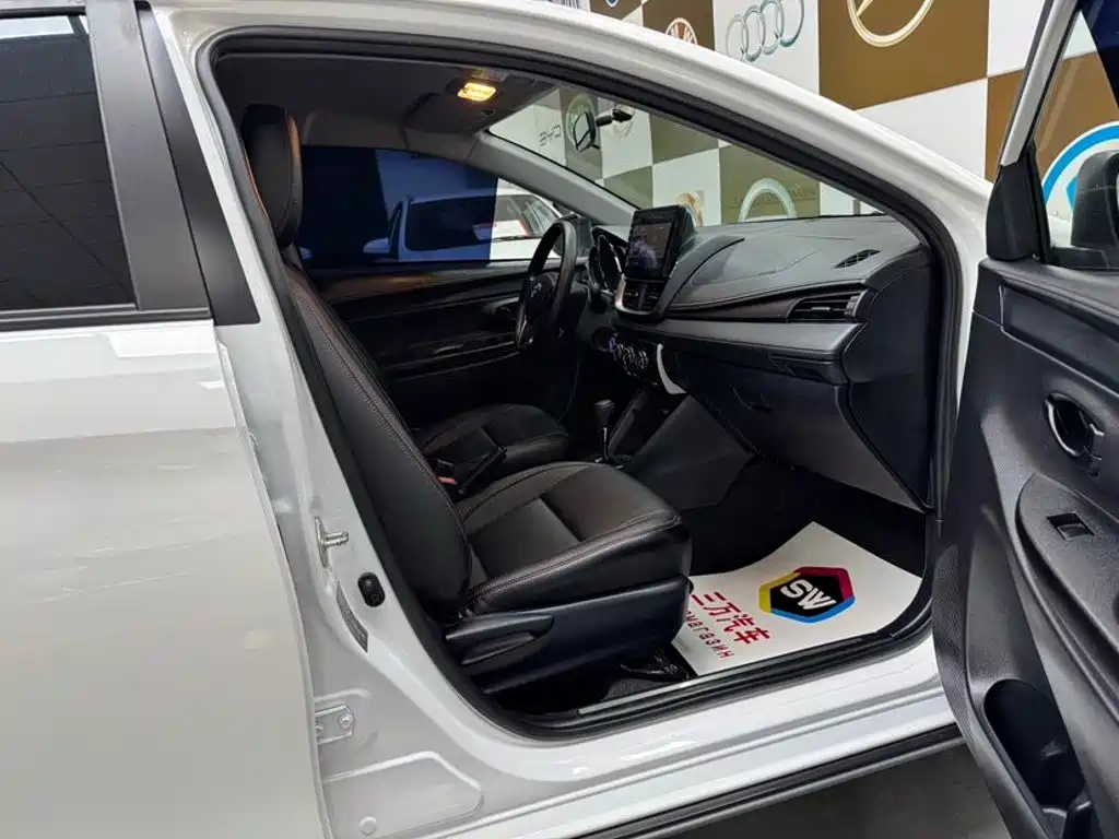 Toyota Yaris L — фото 10