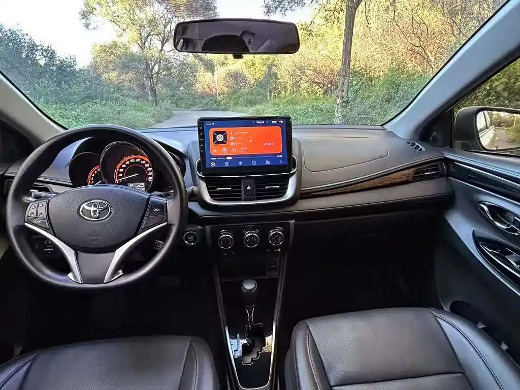 Toyota Yaris L — фото 4