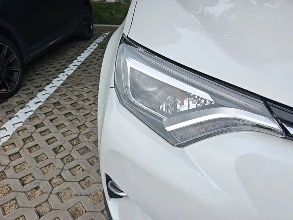 Toyota RAV4 — фото 11