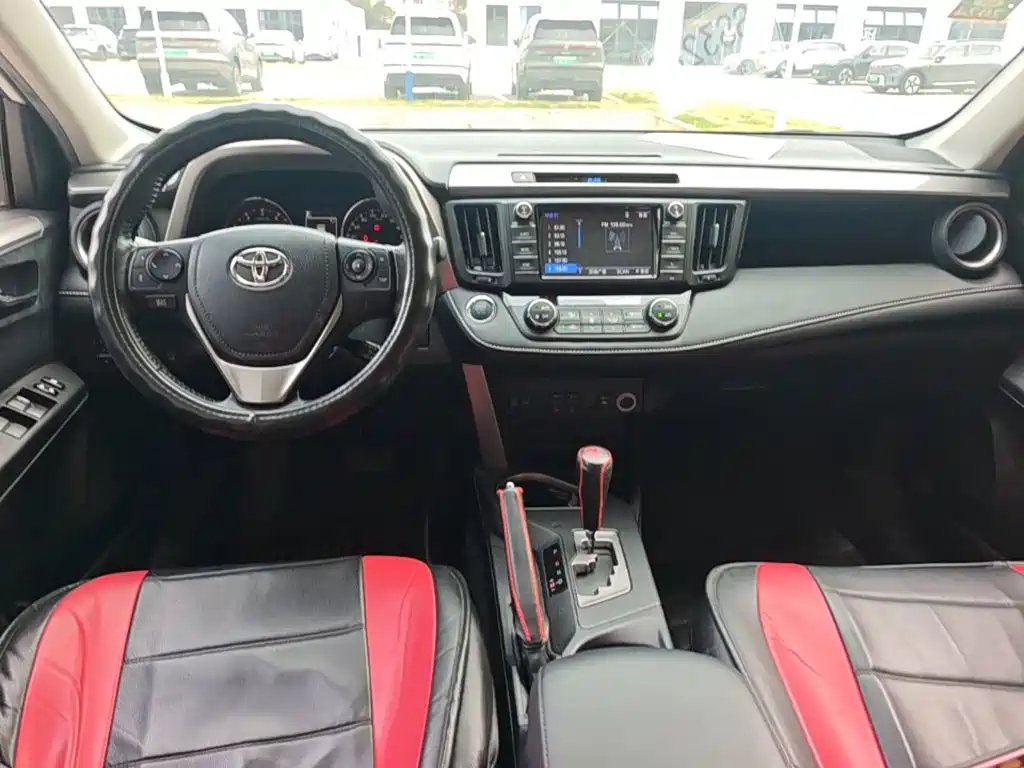 Toyota RAV4 — фото 14