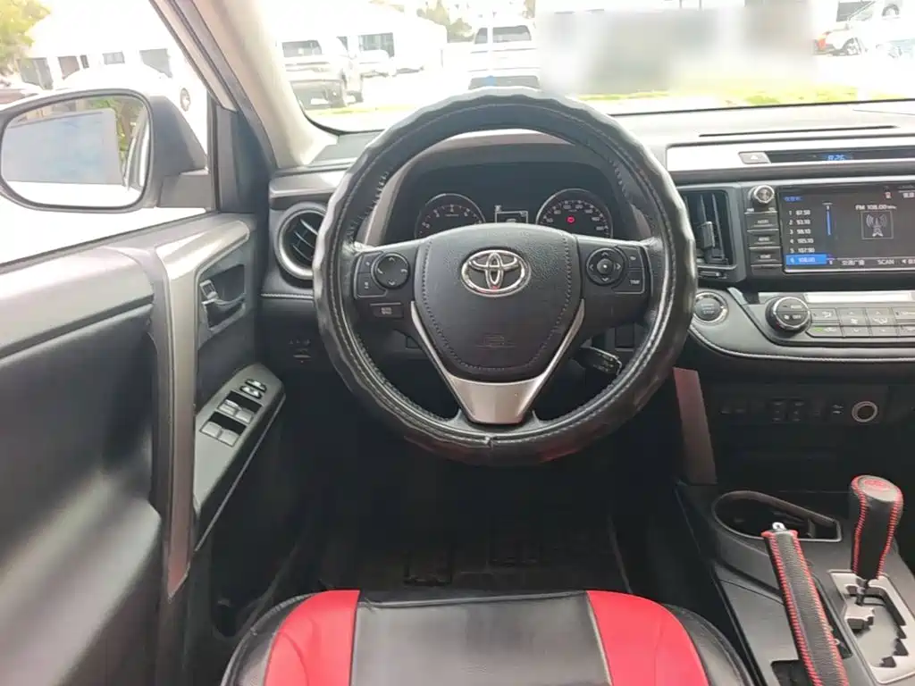 Toyota RAV4 — фото 15