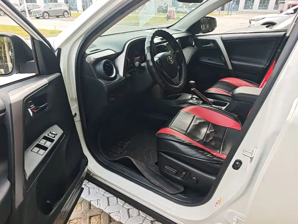 Toyota RAV4 — фото 21